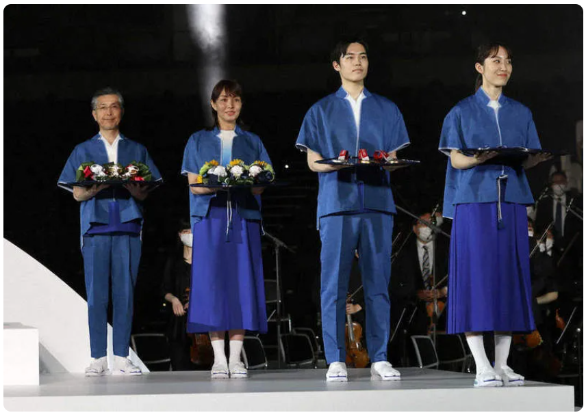 奥运村首次亮相,颁奖服引日本网友吐槽(图13) 1-2106261A93O21.png