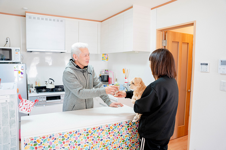 コンパクトな住まいなのでコミュニケーションが取りやすく、和やかな雰囲気（写真撮影／masaru tsurumi）