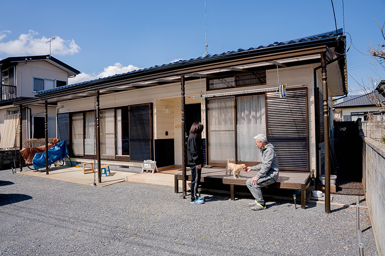 「こちらに移り住んでから、白髪を染めるのをやめました」と自然体な夫と、共に夫の両親を介護した盟友でもある妻。平屋で愛犬との静かな暮らしを楽しむ（写真撮影／masaru tsurumi）