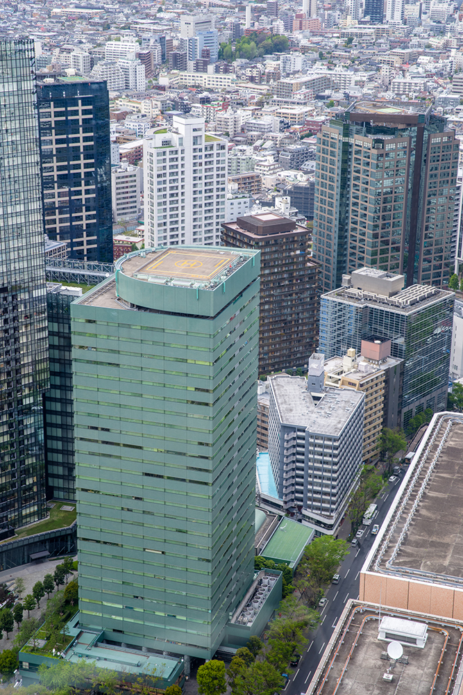 屋上にヘリコプターの緊急離着陸場がある高層ビル