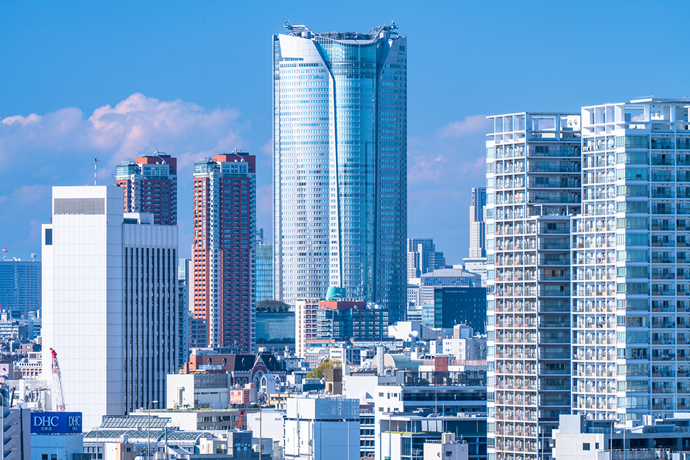 天を仰ぐ超高層マンション