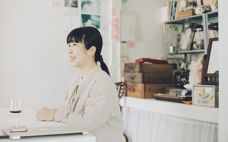 美術家の小野愛さん。にこやかに、穏やかに話してくれた（撮影／嶋崎征弘）