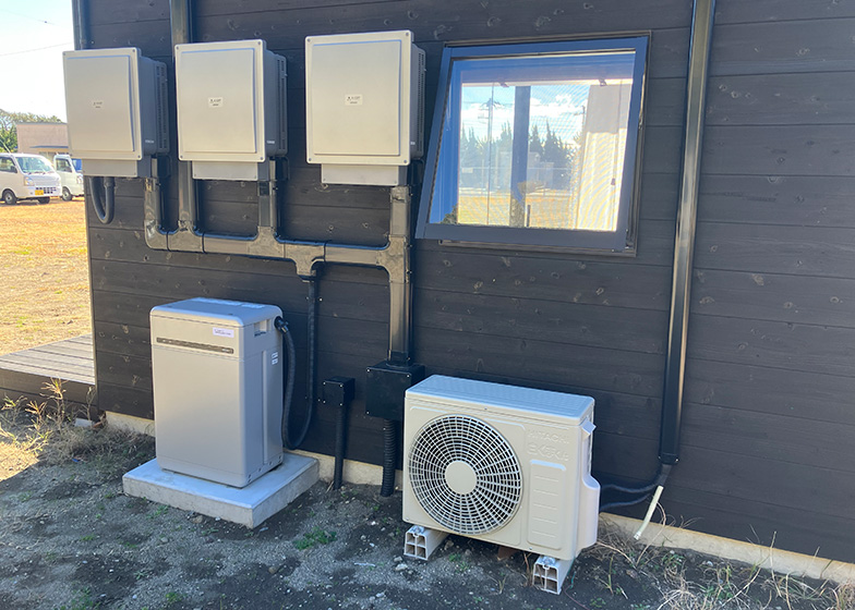 小屋の裏側。太陽光発電した電力を蓄えておける蓄電池が設置されている（写真提供／シラハマ校舎）