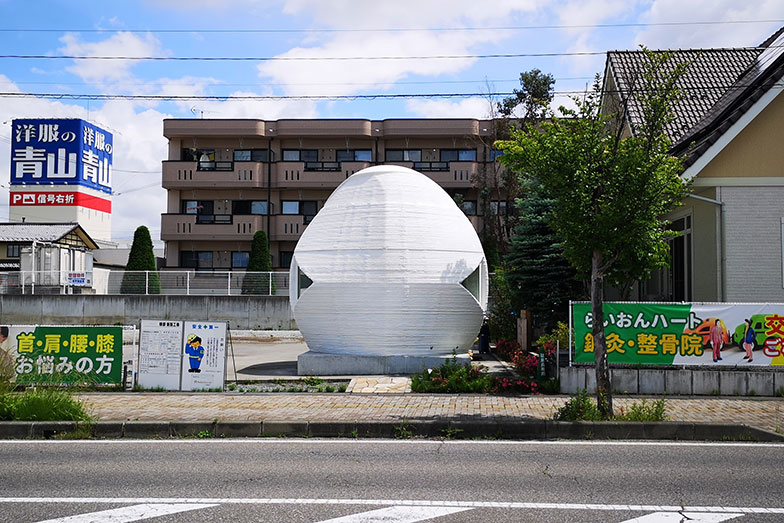 整骨院の大きな看板があった場所に3Dプリンターの家を設置。今後はこの球体が看板がわりに(画像提供／セレンディクス)