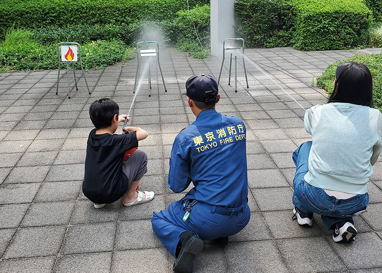 消火器の使い方を体験する消火器訓練（筆者撮影）