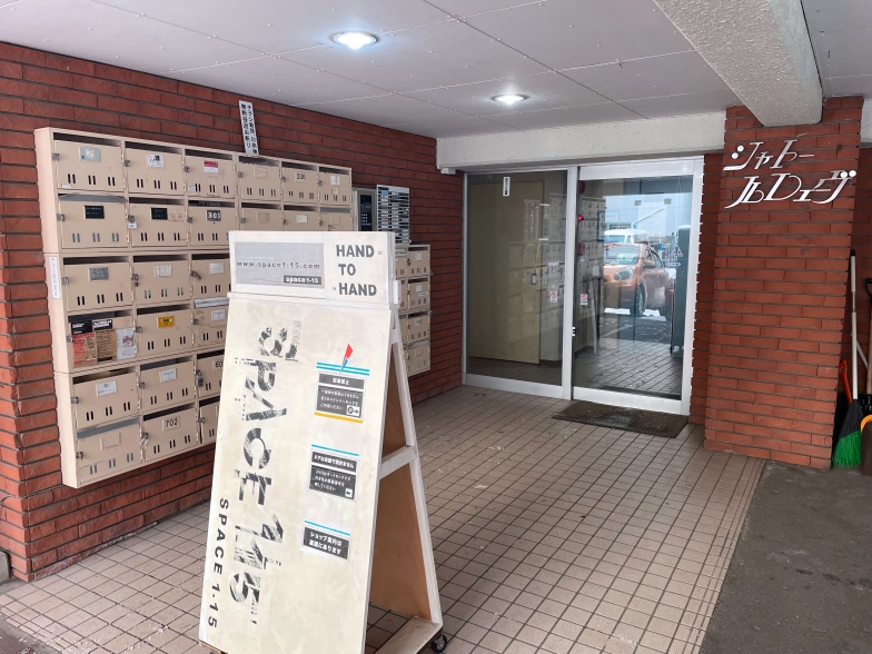 インターホンの前で、目的の店の部屋番号を確認できる（写真撮影／森夏紀）