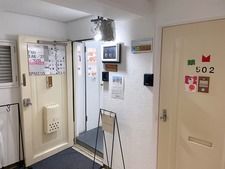 503号室の洋菓子店「CAPSULE MONSTER」（左）と、502号室のエナメルアクセサリー教室「MEDO」（写真撮影／森夏紀）