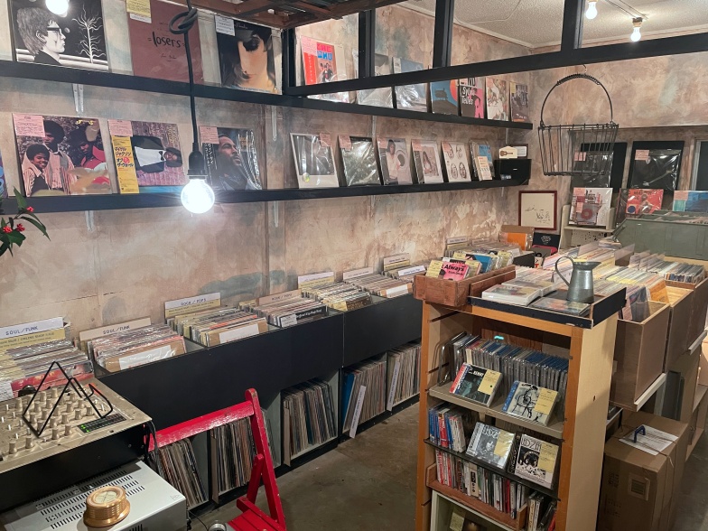 堤さんに手伝ってもらい、DIYで仕上げた店内（写真撮影／森夏紀）