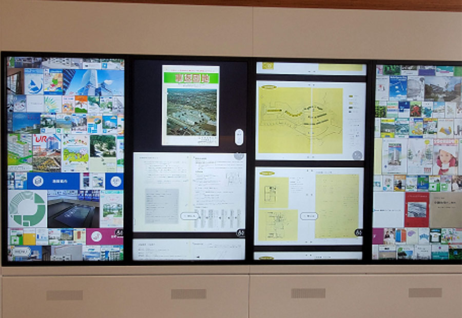 団地の資料をタッチして読み出せる「メディアウォール」（筆者撮影）