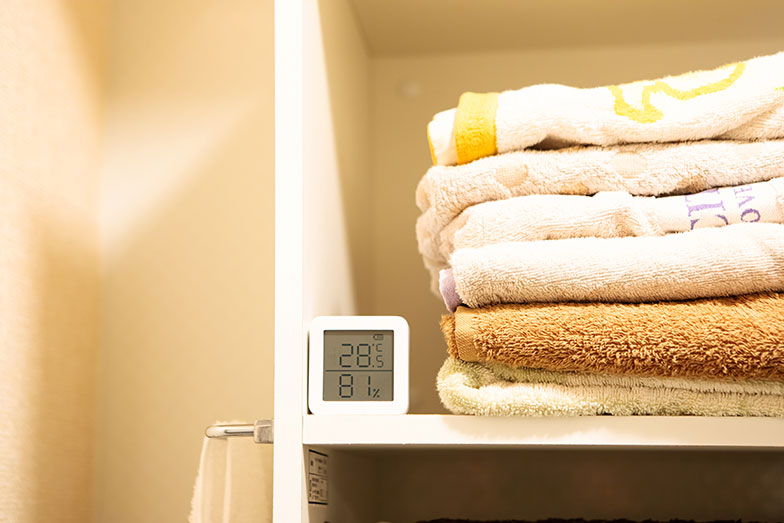 8月のエアコンのついていない部屋でも28度。ちょっと暑いが過ごせないほどではない（写真撮影／片山貴博）