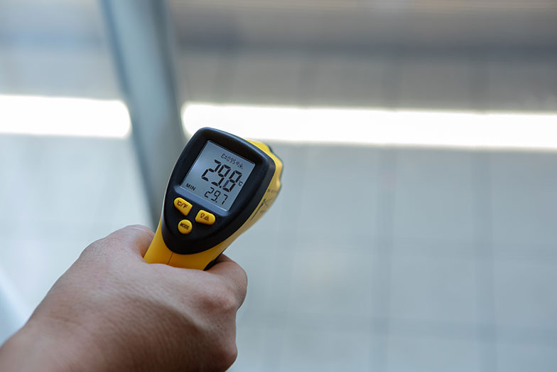 8月19日の13時ごろ。外気温は36度を超える猛暑日でしたが、ガラス部分で30度弱。省エネはやはり窓からですね（写真撮影／片山貴博）