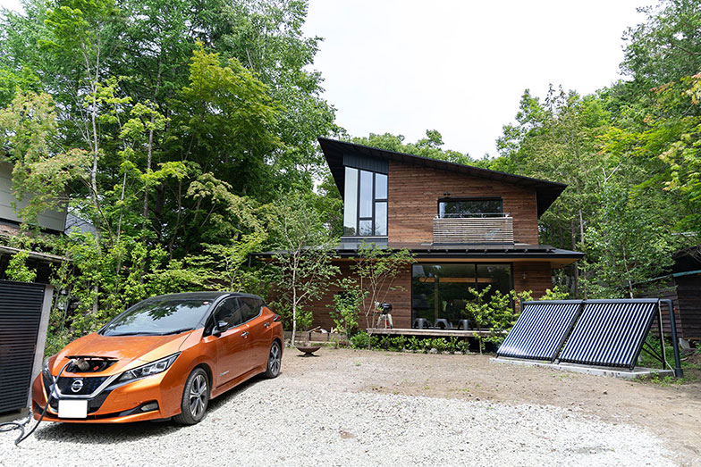 断熱性を高めたうえ、太陽光発電などを備えた住まいが増えている（写真撮影／新井友樹）