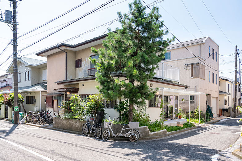 住宅街の一角にある築50年ほどの一軒家。元はオーナーの祖父母が住んでいた家（写真撮影／桑田瑞穂）