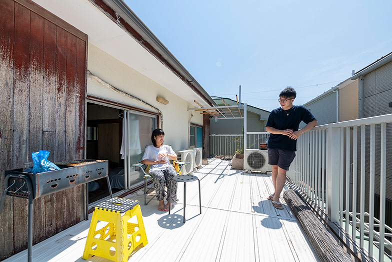 2階にあるベランダで朝ごはんを食べる時間が至福なのだそう（写真撮影／桑田瑞穂）