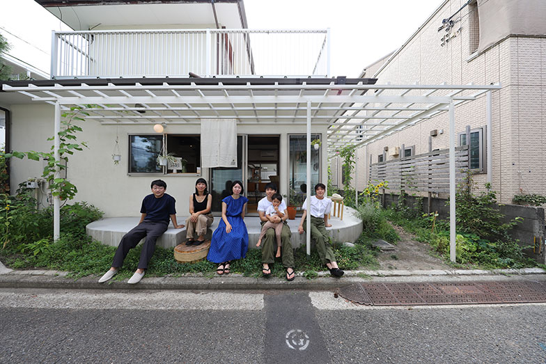 酒谷研究室の学生と、酒谷さん藤原さん一家が集った一枚。彼らにとって1階のシェアスペースは、リビングのような場所だそう　（画像提供／酒谷さん、藤原さん）